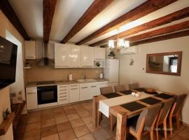 Old town house: Pag şehrinde bir otel