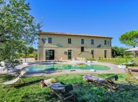 Villa in Barchi near Cattolica Beach, hotel v destinaci Barchi