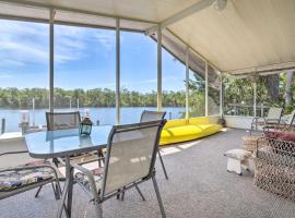 Anglers Getaway Riverfront Home with Boat Dock, hotell i Homosassa