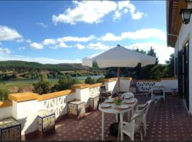 Cozy apartment with lake view, 80 m², hotel v destinaci Praia do Ribatejo