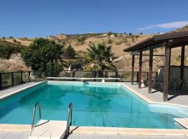 3 bedrooms villa with private pool jacuzzi and enclosed garden at Bivona, hotel com estacionamento em Bivona