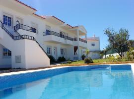 One bedroom apartement with city view shared pool and enclosed garden at Albufeira 2 km away from the beach, nhà nghỉ dưỡng ở Albufeira