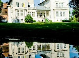 Agroturystyka "Pałac w Janowie", romantic hotel in Janów