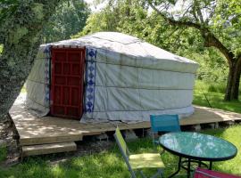 Yourte mongole véritable, tented camp en Montcaret