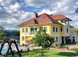 Ferienwohnung am Bauernhof Straßonig vulgo Hornis, family hotel in Moosburg