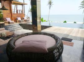 4 bedrooms villa with sea view private pool and furnished garden at Kabupaten de Tabanan, hotel v mestu Antasari