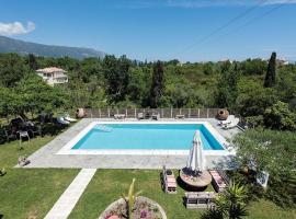 Adonis Villa, hotell i Dassia