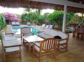 2 bedrooms bungalow with sea view shared pool and enclosed garden at Andilana, cabaña o casa de campo en Andilana