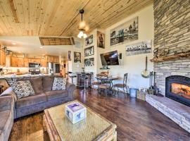 The Bears Den Cabin 8 Mi to Snow Summit!, hotel v destinaci Big Bear City