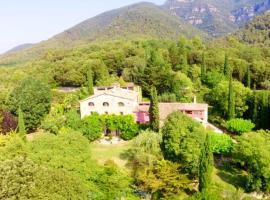 9 bedrooms mansion with private pool garden and wifi at Sales de Llierca, hotel en Sales del Llierca