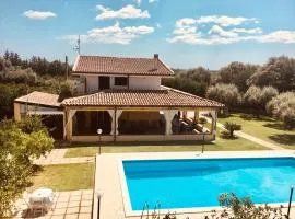 3 bedrooms villa with private pool enclosed garden and wifi at Floridia
