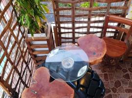 One bedroom appartement with city view furnished terrace and wifi at Souillac，Souillac的飯店