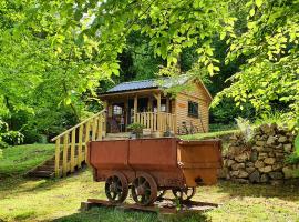 Miners log cabin, hotel with parking in Blaina