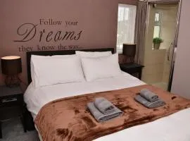 1FG Dreams Unlimited Serviced Accommodation- Staines - Heathrow