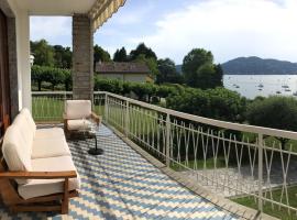 4 bedrooms villa at Ranco 100 m away from the beach with lake view private pool and enclosed garden, dovolenkový prenájom v destinácii Ranco