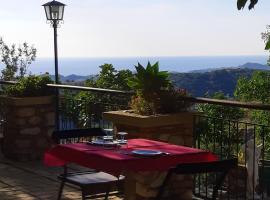 Studio with sea view shared pool and furnished terrace at Badolato 1 km away from the beach, renta vacacional en Badolato