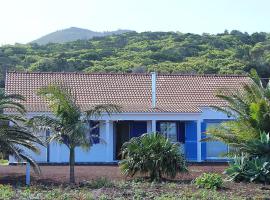 2 bedrooms house with sea view and enclosed garden at Baixa, hotel in Ribeirinha