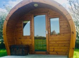 The Oaks Glamping - Pips Cabin, hotel with parking in Colkirk