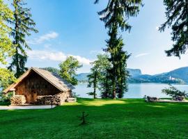 Private beach house on Lake Bled, Hotel am Strand in Bled