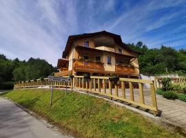 Farm Stay Peternelj – tani hotel w mieście Hrušica