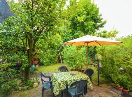 One bedroom appartement with sea view enclosed garden and wifi at Sorrento 1 km away from the beach, appartamento a Sorrento