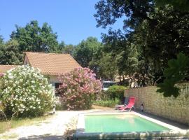 Villa de 3 chambres avec piscine privee jardin clos et wifi a Arpaillargues et Aureillac: Arpaillargues-et-Aureillac şehrinde bir evcil hayvan dostu otel