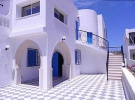 3 bedrooms house at Djerba Midoun 800 m away from the beach with terrace and wifi, kæledyrsvenligt hotel i Taguermess