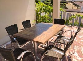 Maison d'une chambre avec jardin amenage et wifi a Saint Julien, Ferienhaus in Saint-Julien