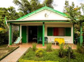 One bedroom house at Foulpointe Madagascar 10 m away from the beach with sea view enclosed garden and wifi, cottage in Foulpointe