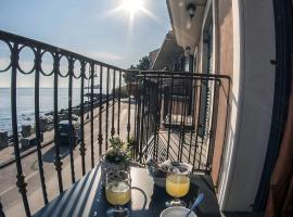 One bedroom house at Capo Mulini 10 m away from the beach with sea view balcony and wifi, struttura a Capo Mulini