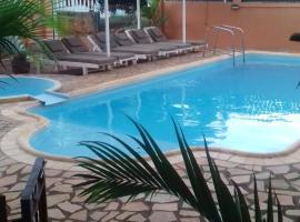 Studio at Pointe aux piments 200 m away from the beach with shared pool balcony and wifi, apartment in Pointe aux Piments