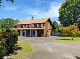 La Grange du Born, B&B in Sainte-Eulalie-en-Born