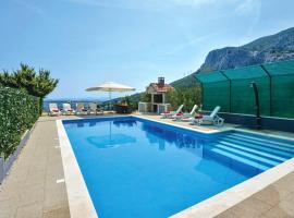 4 bedrooms villa with sea view private pool and enclosed garden at Solin 5 km away from the beach, viešbutis mieste Solinas