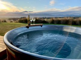 Fiordland Eco-Retreat -- Panoramic Views -- Hot Tub, hotell i Te Anau