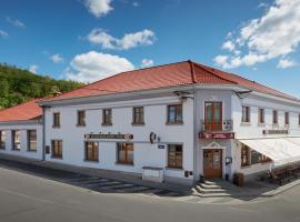 Restaurace Hotel Praha, ξενοδοχείο με πάρκινγκ σε Nižbor