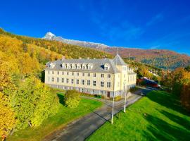 Solhov, Castle of the Lyngen Alps, hotel u gradu Lingsejdet
