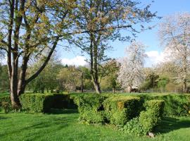 Gites aux Fleurs de Cerises, семеен хотел в Le Plessis-Luzarches