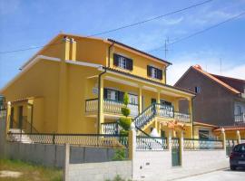 4 bedrooms house with city view enclosed garden and wifi at Corticada, hotell med parkeringsplass i Cortiçada