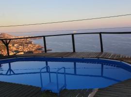 Quarto vista mar, family hotel in Câmara de Lobos