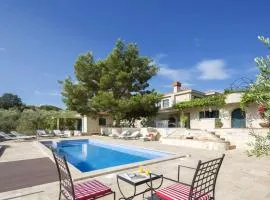 4 bedrooms villa with sea view private pool and furnished terrace at Prgomet Trogir 6 km away from the beach