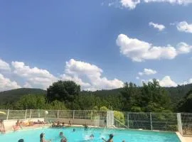 Maison charmante à Saint-Martin-de-Brômes avec piscine partagée