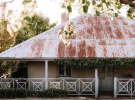 French Cottage 1854 with stunning Alfesco Garden, accommodation in Beechworth