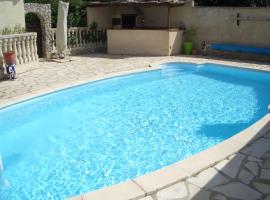Villa de 3 chambres avec piscine privee jardin clos et wifi a Poussan, hôtel à Poussan