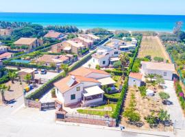 Case Vacanze Mare Nostrum - Villas in front of the Beach with Pool, huvila kohteessa Campofelice di Roccella