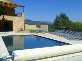 Villa de 4 chambres avec piscine privee jacuzzi et jardin clos a Prades、Pradesのホテル