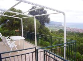 One bedroom house with sea view and enclosed garden at Casal Velino 6 km away from the beach, hotelli kohteessa Casal Velino