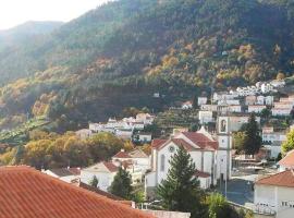 2 bedrooms house with city view balcony and wifi at Manteigas 7 km away from the slopes, villa a Manteigas