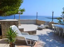 2 bedrooms house at Monopoli 100 m away from the beach with sea view enclosed garden and wifi