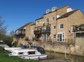 River Courtyard Apartment In The Heart Of Stneots，聖尼奧特斯的度假屋