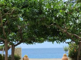 Eirini Apts On the beach, hotel s parkiralištem u gradu 'Psari Forada'